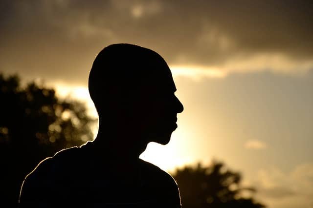 Joven ante un atardecer