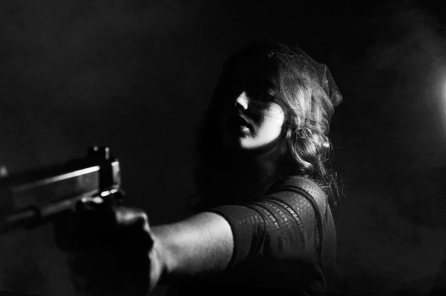 Mujer amenazando