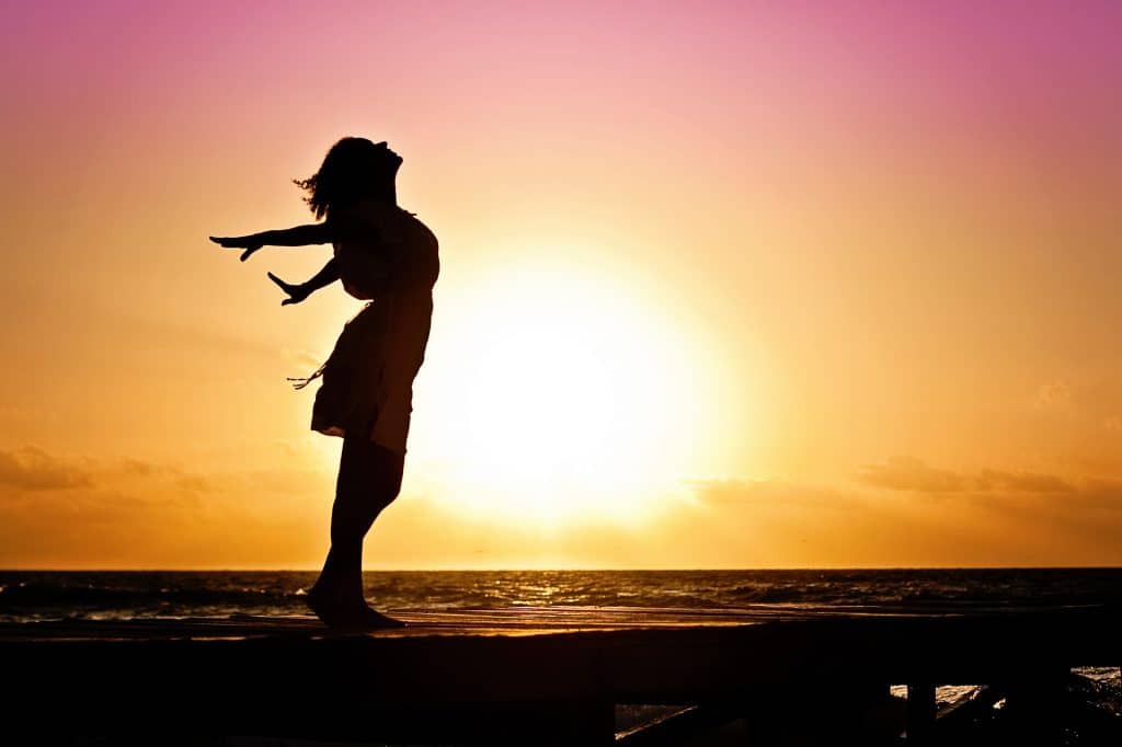 Mujer ante un atardecer