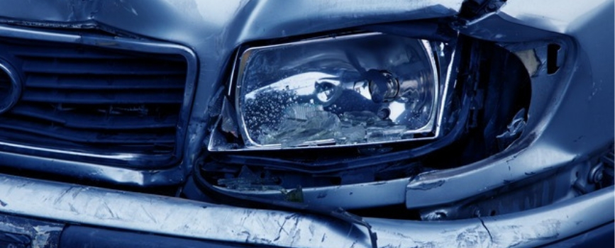 faro roto en un accidente de coche
